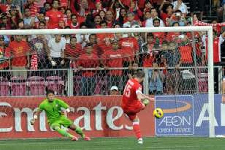 Fahrudin Mustafic mencetak gol penalti Singapura ke gawang Thailand pada partai final Piala AFF, 19 Desember 2012.