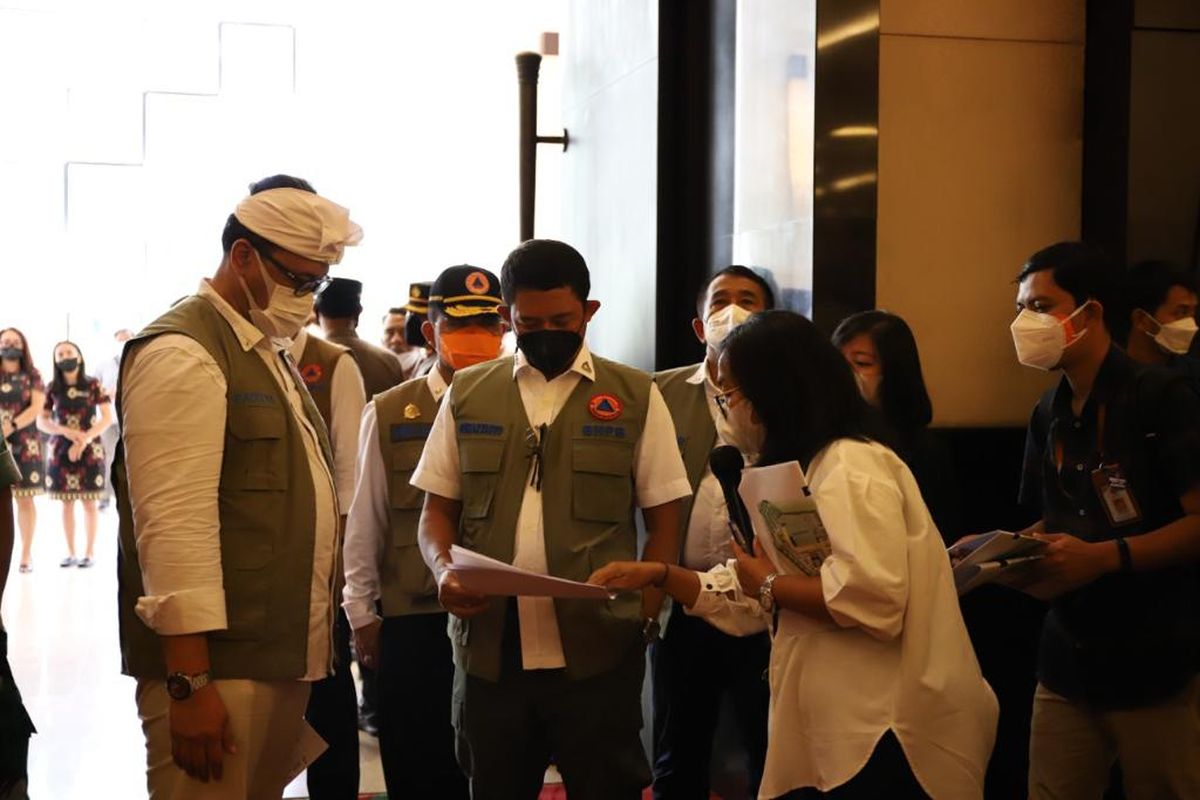 Kepala BNPB Letnan Jenderal Suharyanto saat berkunjung ke salah satu hotel yang menjadi lokasi karantina bagi pelaku perjalanan luar negeri, Rabu (12/1/2022). 