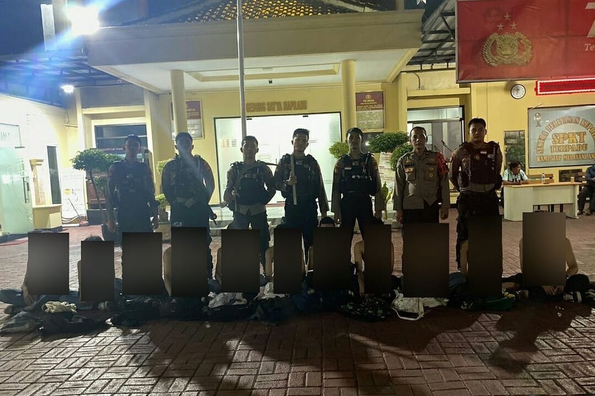 Belasan pelajar ditangkap lantaran diduga hendak tawuran di wilayah Kembangan, Jakarta Barat. Hal itu diungkapkan Kasat Samapta Polres Metro Jakarta Barat Kompol Arief Budiharso, Jumat (20/1/2023). 