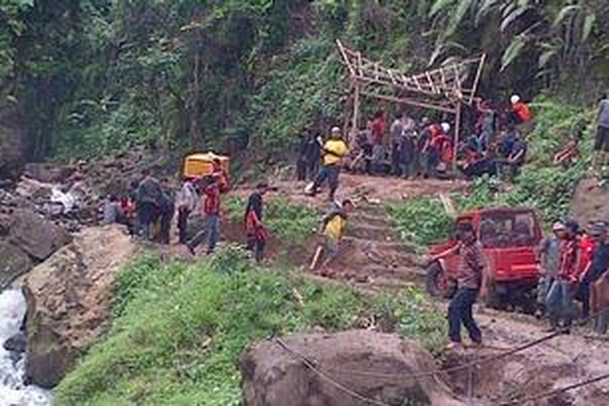 Tim evakuasi masih melakukan pencarian jenazah korban longsor di Curug Cipalasari, Taraju, Tasikmalaya, Selasa (27/11/2012) siang. 