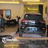 Detik-detik Mobil Listrik Menabrak Lobi Tjokro Hotel Klaten, Tamu Berhamburan