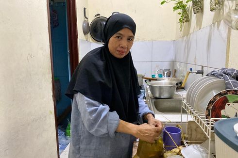 Menengok Repotnya Emak-emak di Dapur Persiapkan Hidangan Lebaran 