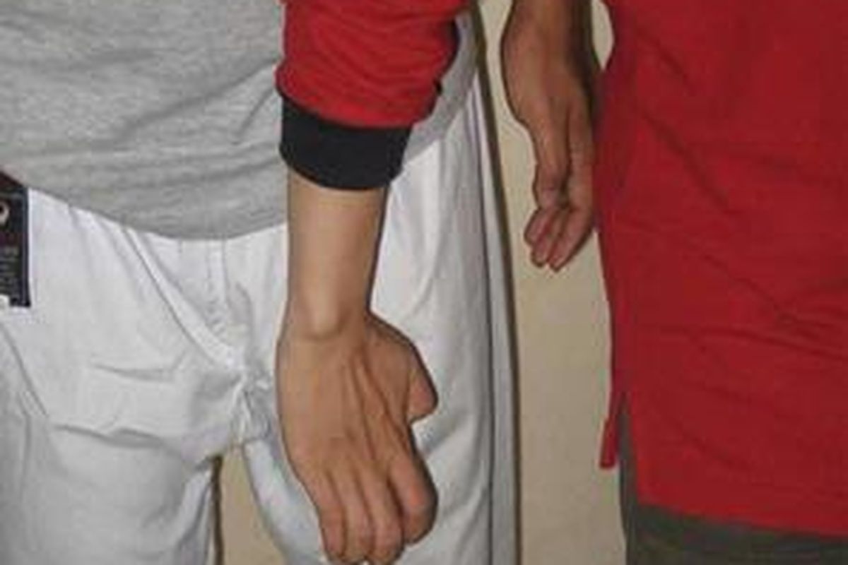 Untuk memberi efek kejut, hempaskan tangan dengan sasaran alat kemaluan kepada pelaku pelecehan.   