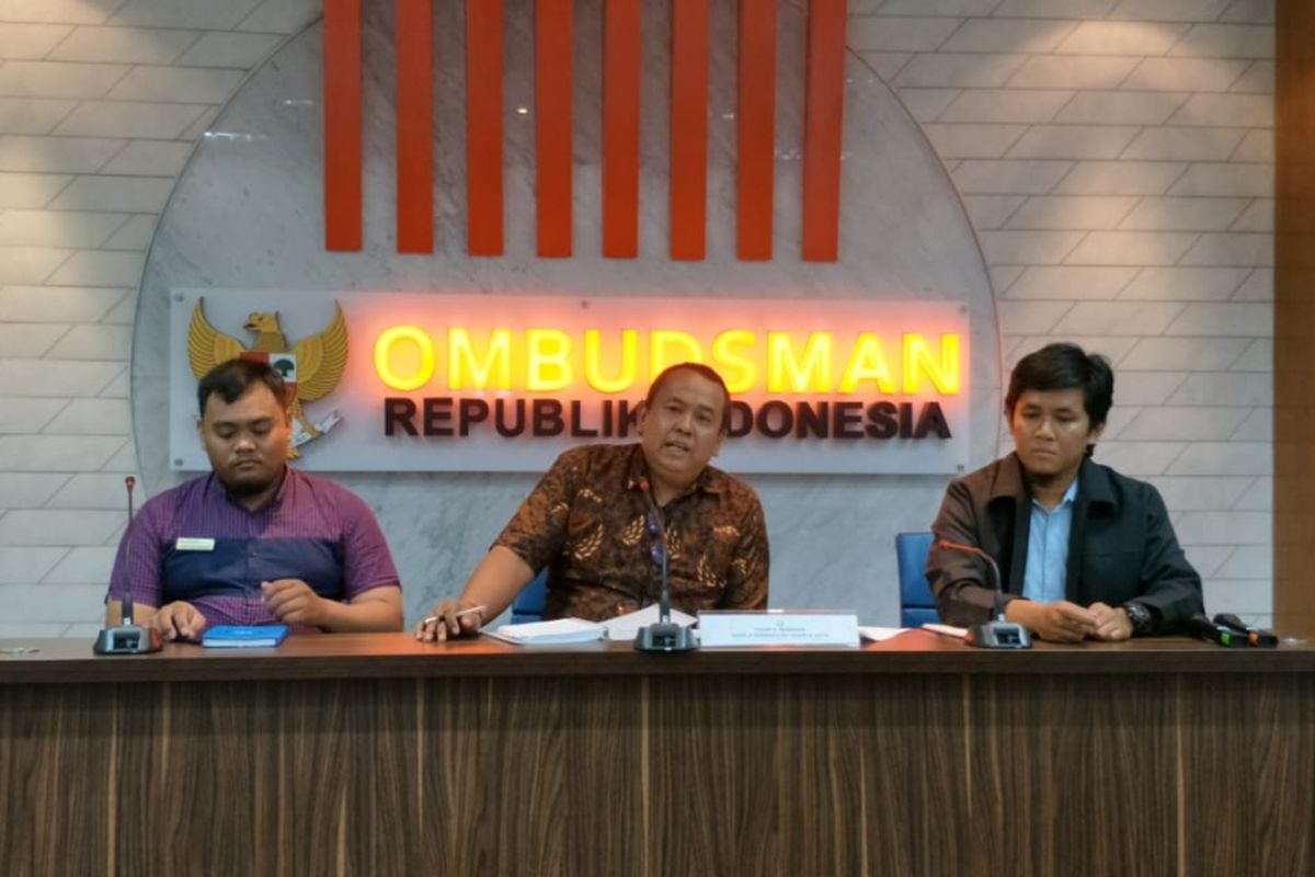 Kepala Ombudsman RI Perwakilan Jakarta Raya Teguh P Nugroho (tengah) di kantor Ombudsman, Jalan HR Rasuna Said, Jakarta Selatan, Rabu (4/7/2018).