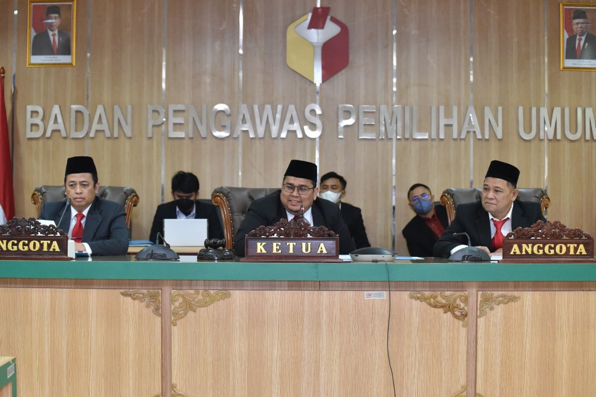 Sidang perdana sengketa proses verifikasi administrasi calon peserta Pemilu 2024 antara Partai Rakyat Adil Makmur (PRIMA) dengan KPU RI digelar di Bawaslu RI, Rabu (26/10/2022). Sidang ini dipimpin ketua majelis pemeriksa sekaligus Ketua Bawaslu RI, Rahmat Bagja, dan Totok Hariyono serta Puadi sebagai anggota Bawaslu RI selaku anggota majelis. Sidang ini digelar karena mediasi kedua belah pihak hingga Selasa (25/10/2022) tak mencapai sepakat. 