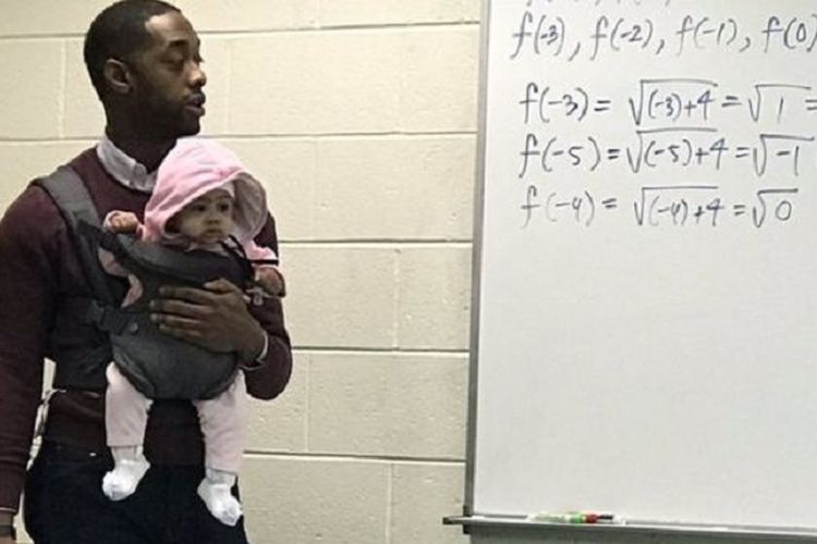 Profesor Nathan Aleander, dosen Matematika ketika menggendong bayi Assafa tatkala memberikan kuliah di Morehouse Atlanta, Amerika Serikat.