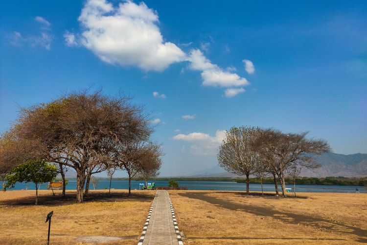 Pantai Karang Sewu di Gilimanuk, salah satu tempat wisata di Bali Barat.