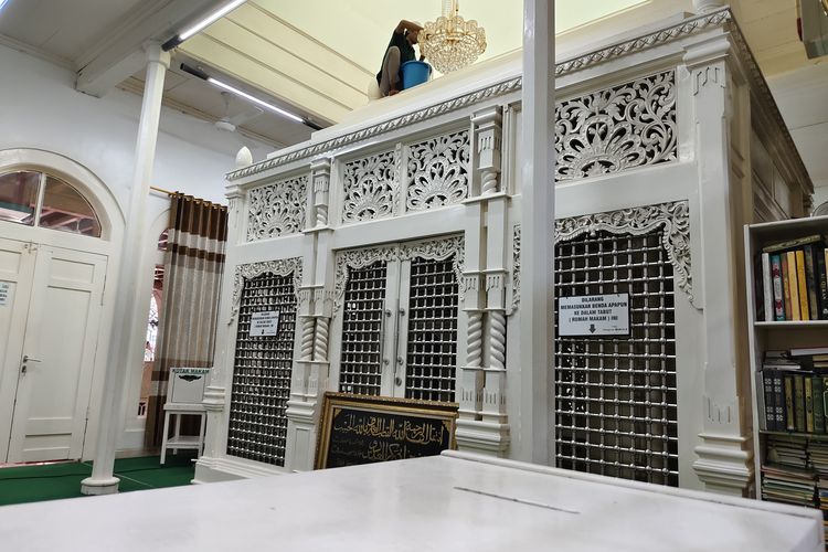 Makam Habib Husein bin Abubakar Alaydrus di Masjid Luar Batang, Jakarta Utara, Sabtu (23/3/2024). 