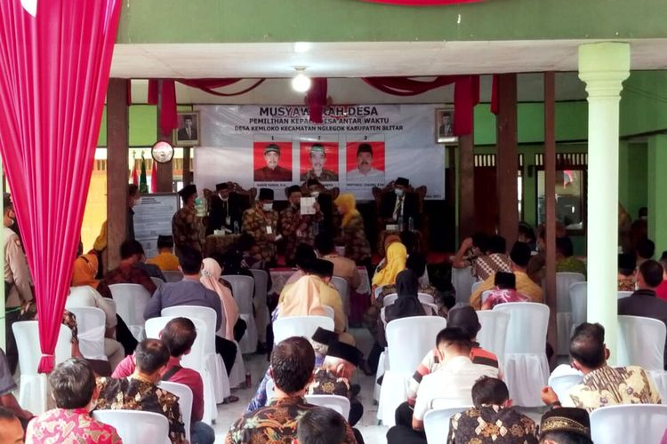 Suasana pemilihan kepala desa pengganti (PAW) di Balai Desa Kemloko, Kecamatan Nglegok, Kabupaten Blitar, Senin (22/11/2021)