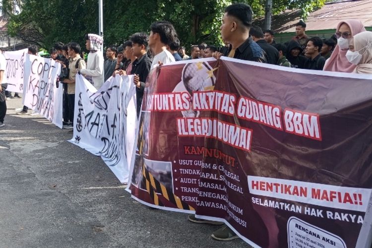 Mahasiswa Dumai Demo Polda Riau, Tuntut Tangkap Mafia BBM yang Bikin Antrean Panjang di SPBU