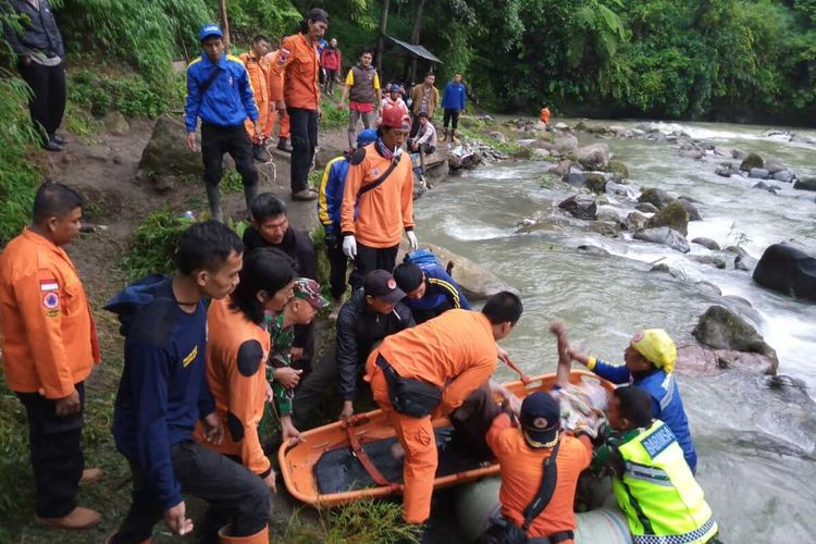 Proses evakuasi penumpang bus Sriwijaya yang jatuh ke jurang saat melintas di  di Liku Lematang, Desa Prahu Dipo, Kecamatan Dempo Tengah , kota Pagaralam, Sumatera Selatan, Selasa (24/12/2019). Akibat kecelakaan tersebut 28 penumpang ditemukan tewas dan 13 lainnya mengalami luka-luka.