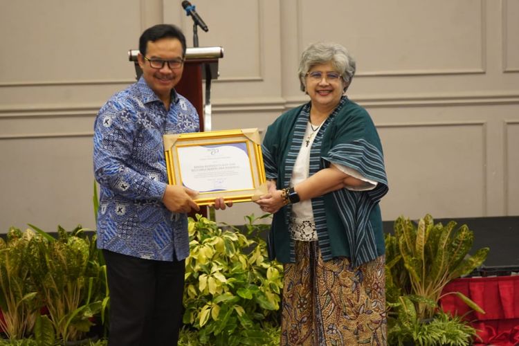 Kepala BKKBN Hasto Wardoyo bersama perwakilan dari John Hopkins Centre for Communication Program (JHCCP), John Hopkins University dalam acara Serah Terima dan Kesinambungan Program Sustaining Gains untuk Mendukung Program Pembangunan Keluarga, Kependudukan dan KB antara JHCCP dengan BKKBN di Hotel Sentra Cawang, Jakarta Timur, Selasa (17/10/2023).