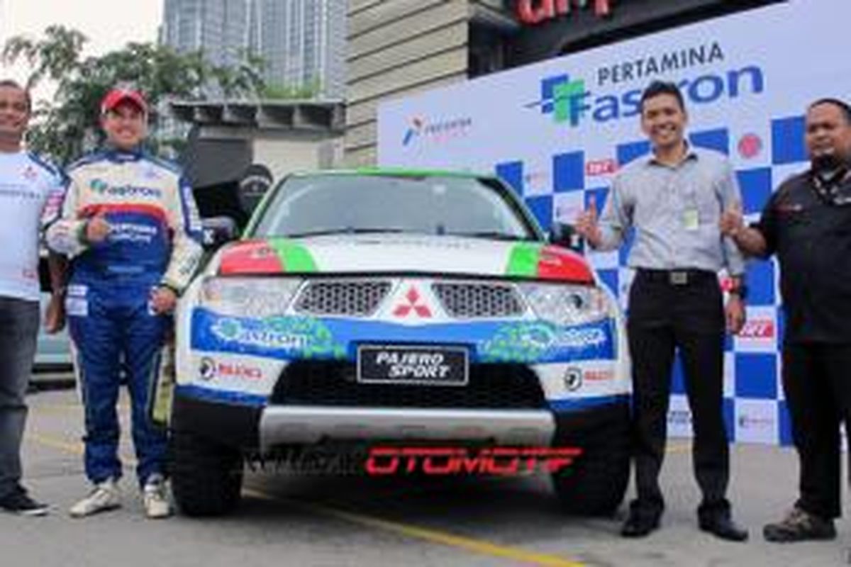 PT Pertamina Lubricants bersama pebalap satu-satunya, Rifat Sungkar, meresmikan tim Pertamina Fastron Offroad, di Jakarta, Rabu (28/5/2014). 