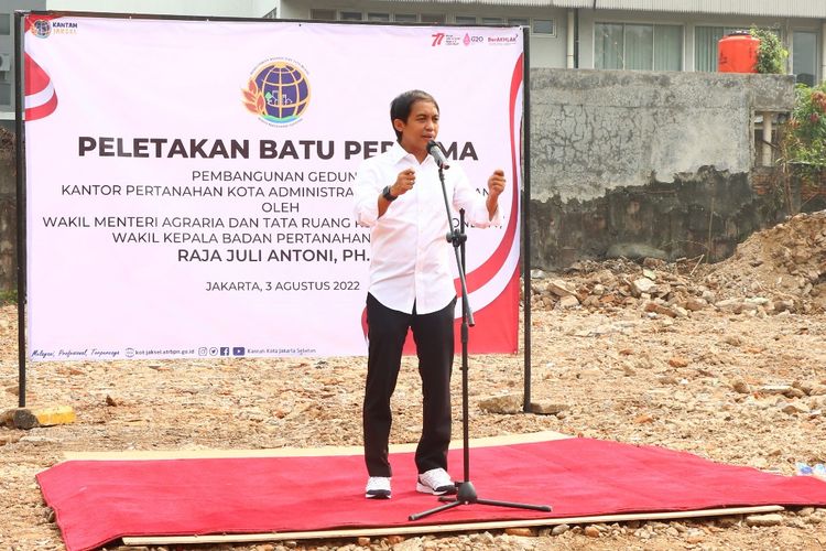 Wamen ATR/Waka BPN Raja Juli Antoni dalam acara peletakan batu pertama atau groundbreaking pembangunan Kantor Pertanahan (Kantah) Kota Administrasi Jakarta Selatan (Jaksel) di Gedung eks Yappan Tanjung Barat, Jaksel, Rabu (3/8/2022).
