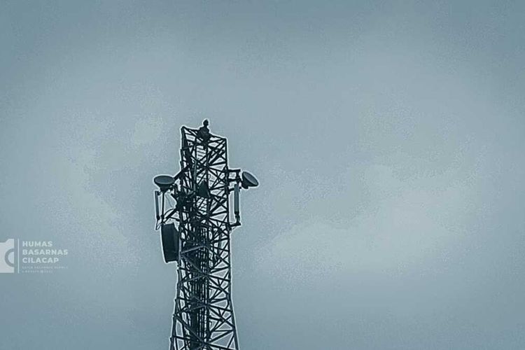 Seorang santri nekat memanjat tower seluler di Desa Kesugihan Kidul, Kecamatan Kesugihan, Kabupaten Cilacap, Jawa Tengah, Jumat (4/11/2022).