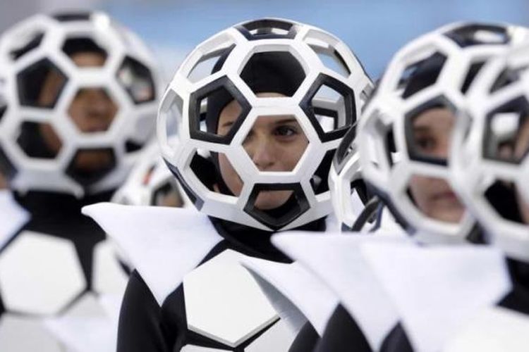 Penampilan kesenian di acara pembukaan Piala Dunia 2014 sebelum laga perdana Brasil melawan Kroasia di Itaquerao Stadium di Sao Paulo, Brasil, 13 Juni 2014.