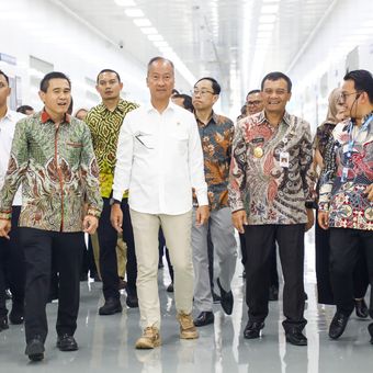 Gubernur Jateng Ahmad Luthfi dan Menperin Agus Gumiwang saat menghadiri pembukaan pabrik panel surya PT Trina Mas Agra Indonesia (TMAI) di Kawasan Industri Kendal (KIK), Kamis (19/6/2025).