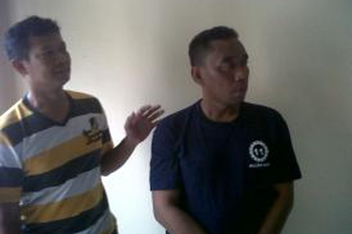 D (43) yang mengenakan baju biru saat diamankan atas kasus dugaan pencabulan terhadap dua bocah, di Tugu Utara, Koja, Jakarta Utara. Rabu (13/1/2016)