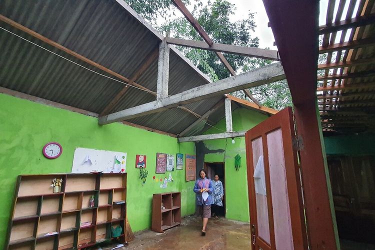 Atap rusak akibat angin kencang di SPS Sarge Manunggal, Grogol III, Bejiharjo, Karangmojo, Gunungkidul, DI Yogyakarta. Kamis (11/5/2023