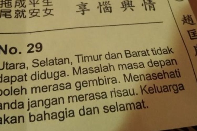 Kertas ramalan di Wihara Jin De Yuan. Ramalan ciam si adalah tradisi kuno masyarakat Tionghoa.