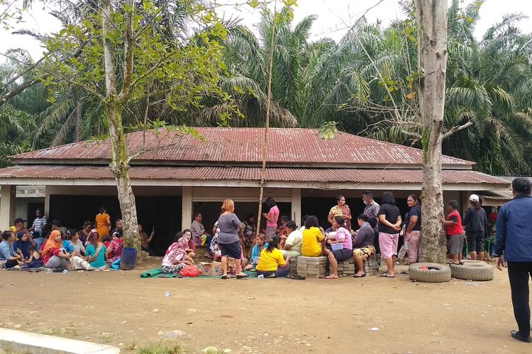 Ratusan orang berkumpul di depan kerangkeng yang berada di belakang rumah Bupati Langkat, Terbit Rencana Perangin-angin di Desa Raja Tengah, Kecamatan Kuala, Langkat, Rabu (26/1/2022).