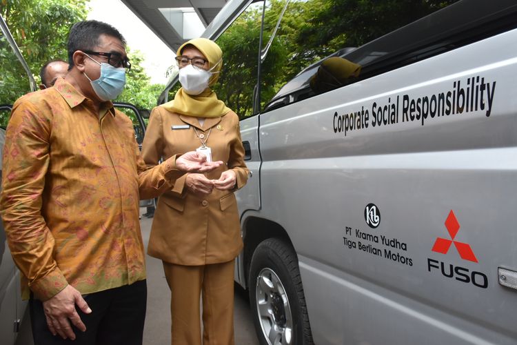 Penyerahan empat unit Mitsubishi Fuso Espasio dari PT KTB ke Pemprov DKI Jakarta