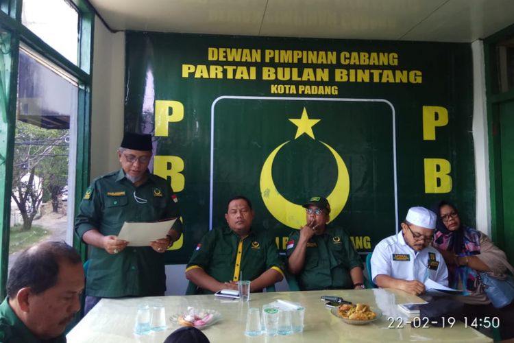 Pengurus PBB memberikan keterangan pers terhadap caleg nya yang ditangkap polisi karena dugaan kasus pencabulan,  Jumat (22/2/2019) 