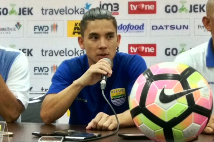 Gelandang Persib Bandung Kim Kurniawan saat diwawancarai usai laga Persib vs Persija, Sabtu (22/7/2017) malam. 