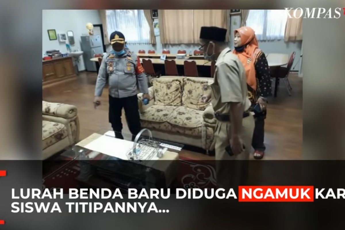 Lurah Benda Baru, Tangerang Selatan, merusak barang di ruang Kepala SMA Negeri 3 Tangsel karena merasa kesal akibat calon siswa yang direkomendasinya ditolak pihak sekolah.