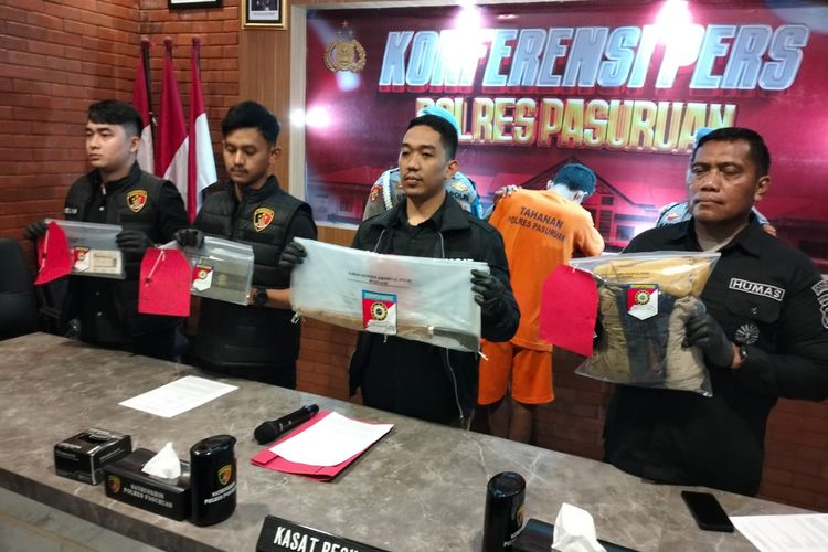 Satuan Reskrim Polres Pasuruan mengamankan pelaku pembacokan sadu pada korban dengan menggunakan senjata tajam, Rabu (22/01/2025) 