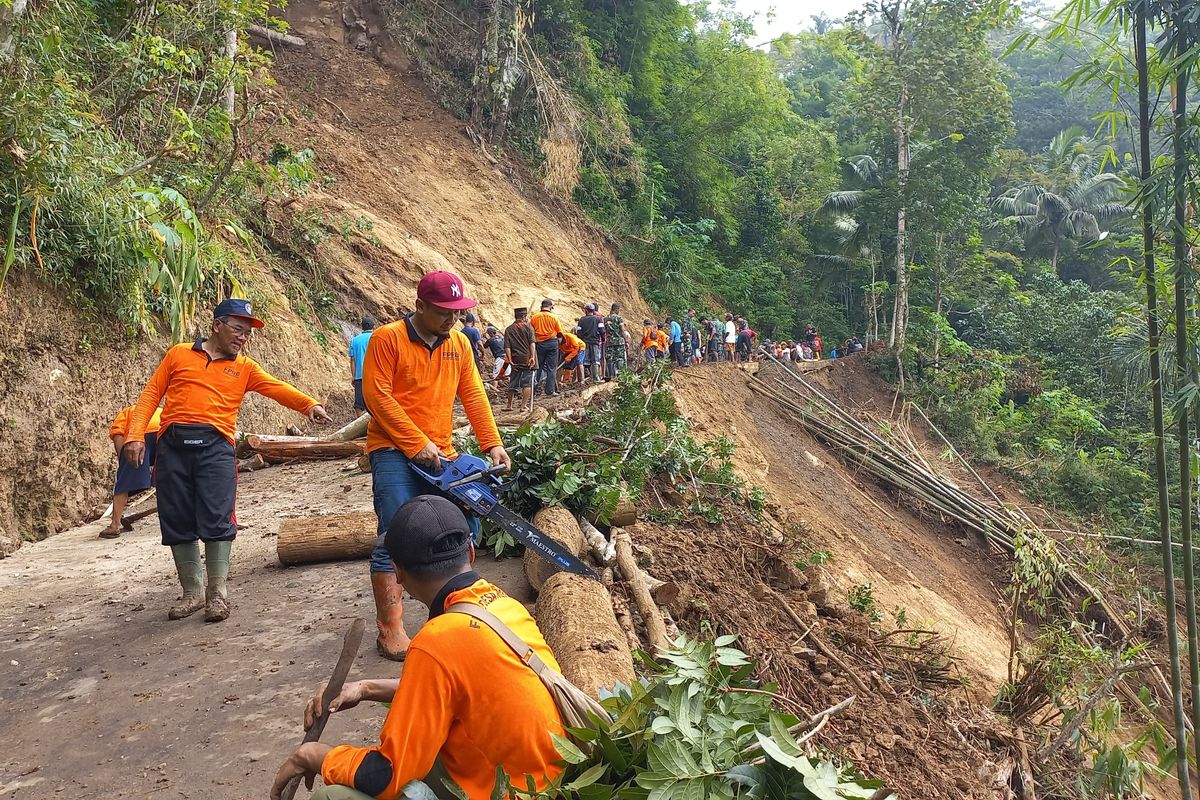 Jalan Penghubung Desa di Purworejo Kembali Dibuka Setelah Terputus Imbas Longsor