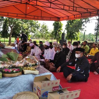 Sejumlah kalangan lintas iman duduk bersila di barat Candi Lor saat prosesi ruwatan pada Minggu (15/8/2021).