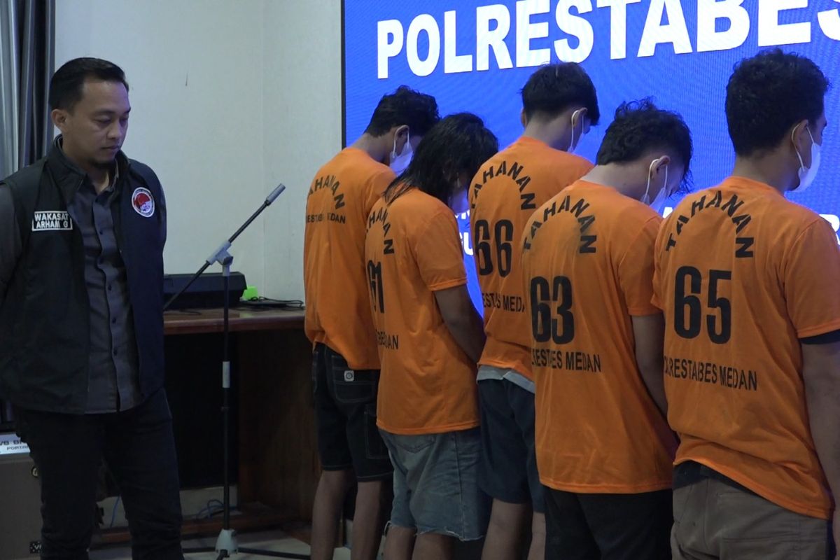 Sebanyak 5 pria yang ditangkap karena simpan ganja seberat 46 kg di kosan daerah Jalan Setia Jadi, Kota Medan dihadirkan saat polisi menggelar konferensi pers di Polrestabes Medan pada Kamis (16/1/2025).