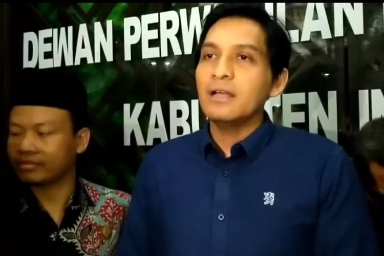 Lucky Hakim memberikan keterangan usai pertemuan dengan DPRD Kabupaten Indramayu, pada Selasa (28/2/2023)