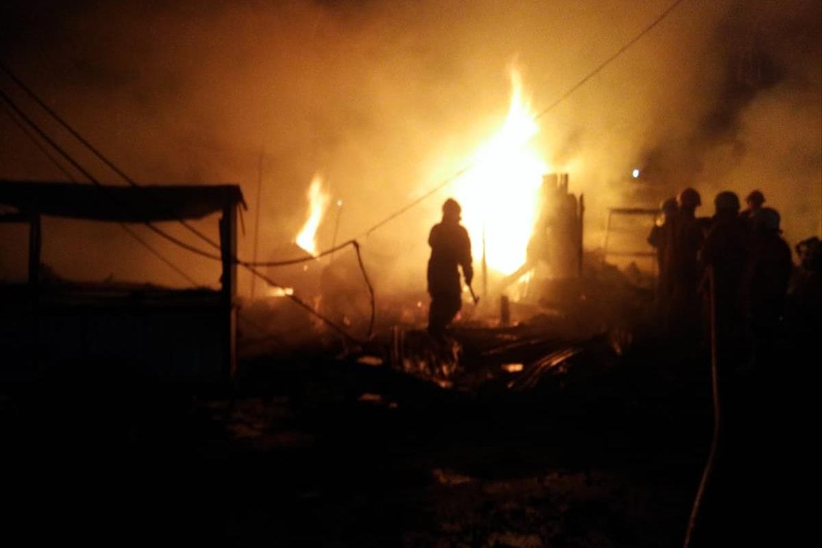 Lapak dan kios di Jalan Raya Pulogebang, Cakung, Jakarta Timur ludes terbakar, Selasa (6/8/2019).