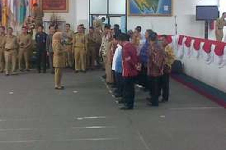 Kepala Biro Humas dan Protokol Provinsi Lampung, Bayana (kiri) memberi instruksi kepada Walikota-Wakil Walikota dan Bupati-Wakil Bupati dalam Gladi resik pelantikan kepala daerah di Gedung DPRD Provinsi Lampung, Selasa (16/2)