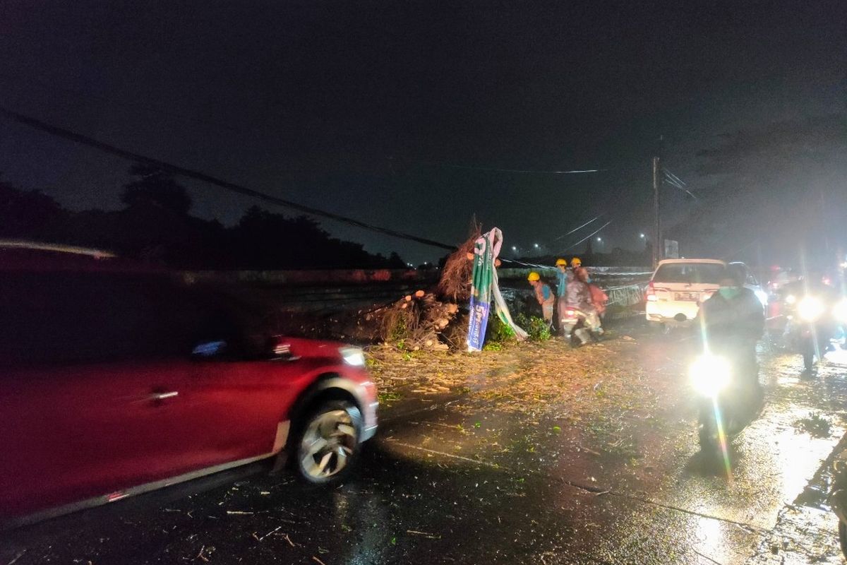 Sejumlah kendaraan melintas di Jalan Pajajaran, Pamulang, Tangerang Selatan yang sempat tertutup pohon tumbang, Kamis (6/5/2021).
