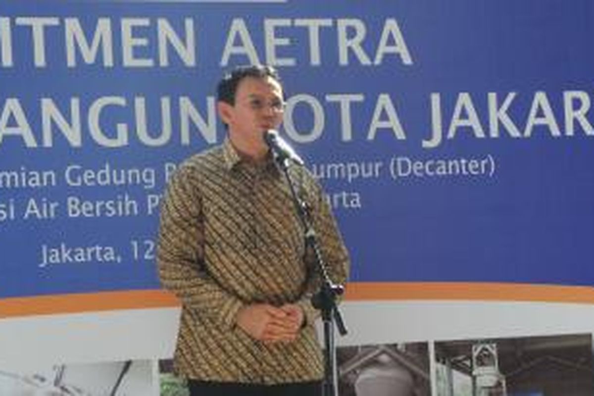 Gubernur DKI Jakarta Basuki Tjahaja Purnama saat memberi sambutan dalam peresmian gedung teknologi pengolahan lumpur (Decanter), di Instalasi Pengolahan Air (IPA) Pulogadung, Jakarta, Selasa (12/5/2015). 