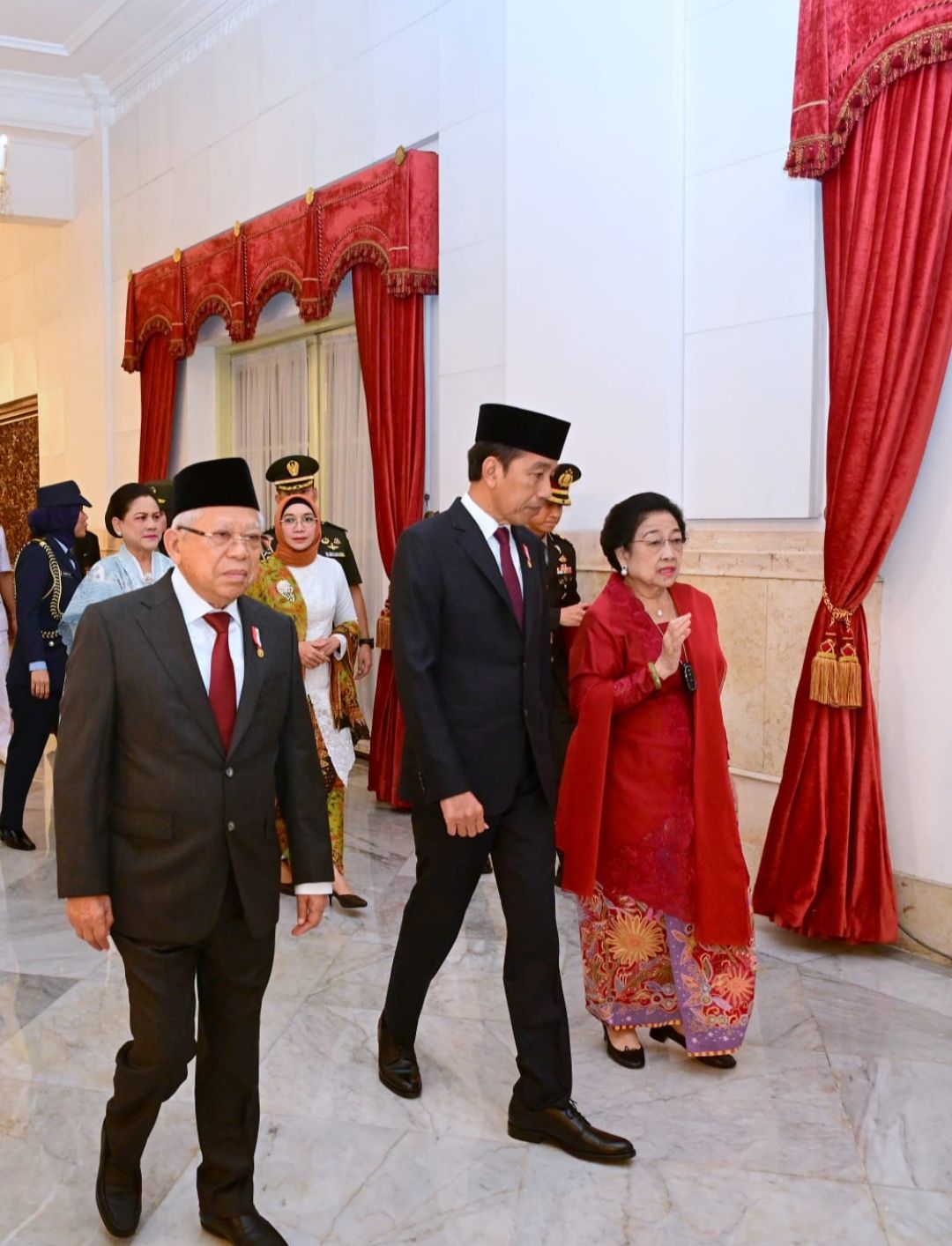 Saat Jokowi dan Megawati Tampak Akrab dan Bercanda dengan Paskibraka di Istana Negara