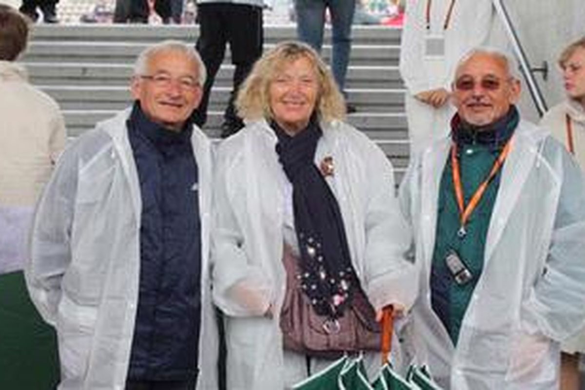 Penonton yang mengenakan jaket Roland Garros.