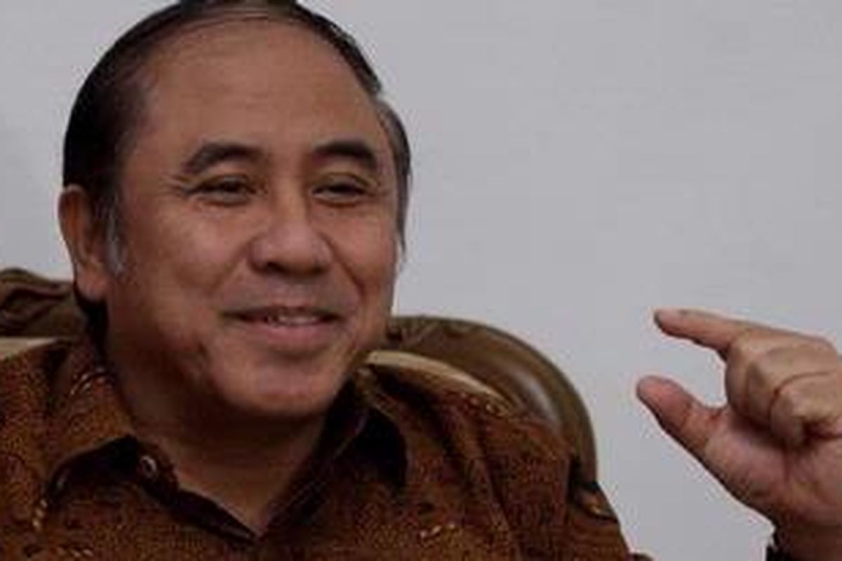 Wakil Gubernur DKI Jakarta, Prijanto saat jumpa pers tentang pernyataan kemunduran dirinya dari jabatan Wakil Gubernur, di kediamaanya kawasan Mega Kuningan, Jakarta, Minggu (25/12/2011).  