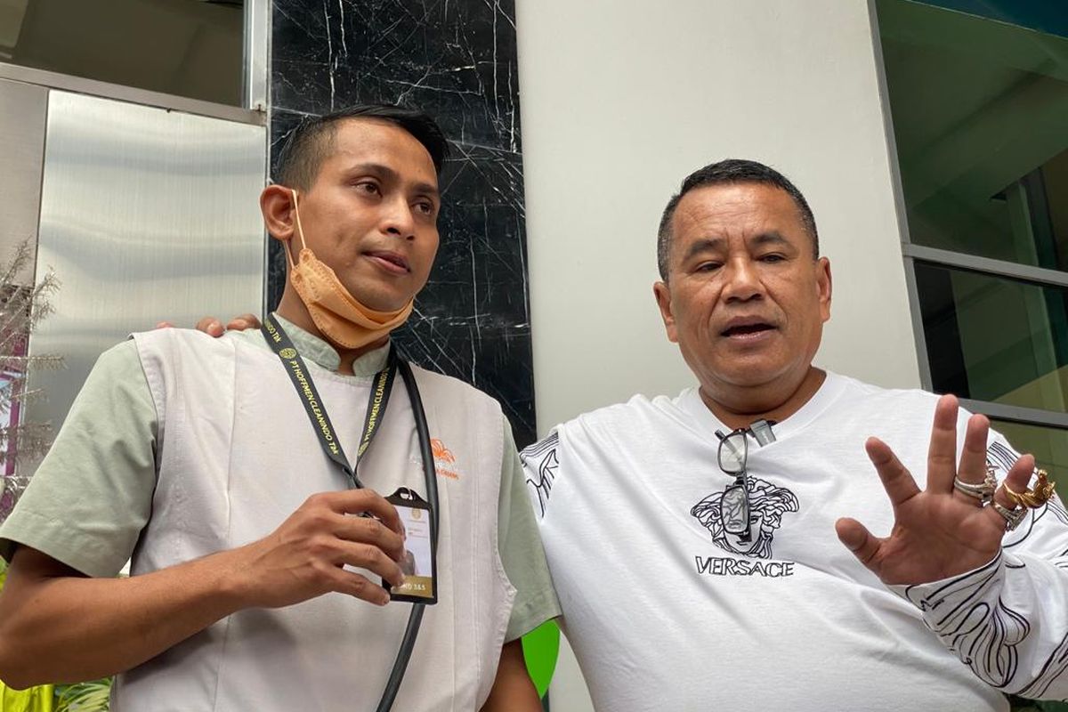 Pengacara kondang Hotman Paris Hutapea bersama pertugas kebersihan bernama Edi Sonjaya saat ditemui di Sumarecon Mall Kelapa Gading, Jakarta Utara pada Kamis (23/3/2023).