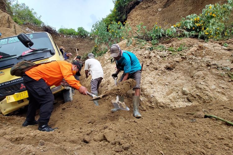 Tambang pasir longsor timbun pekerja tambang di Bandung Barat, Jumat (29/4/2022).