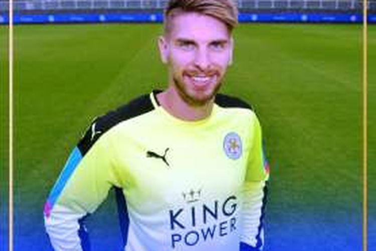 Kiper asal Jerman, Ron-Robert Zieler, berlabuh di Leicester City.