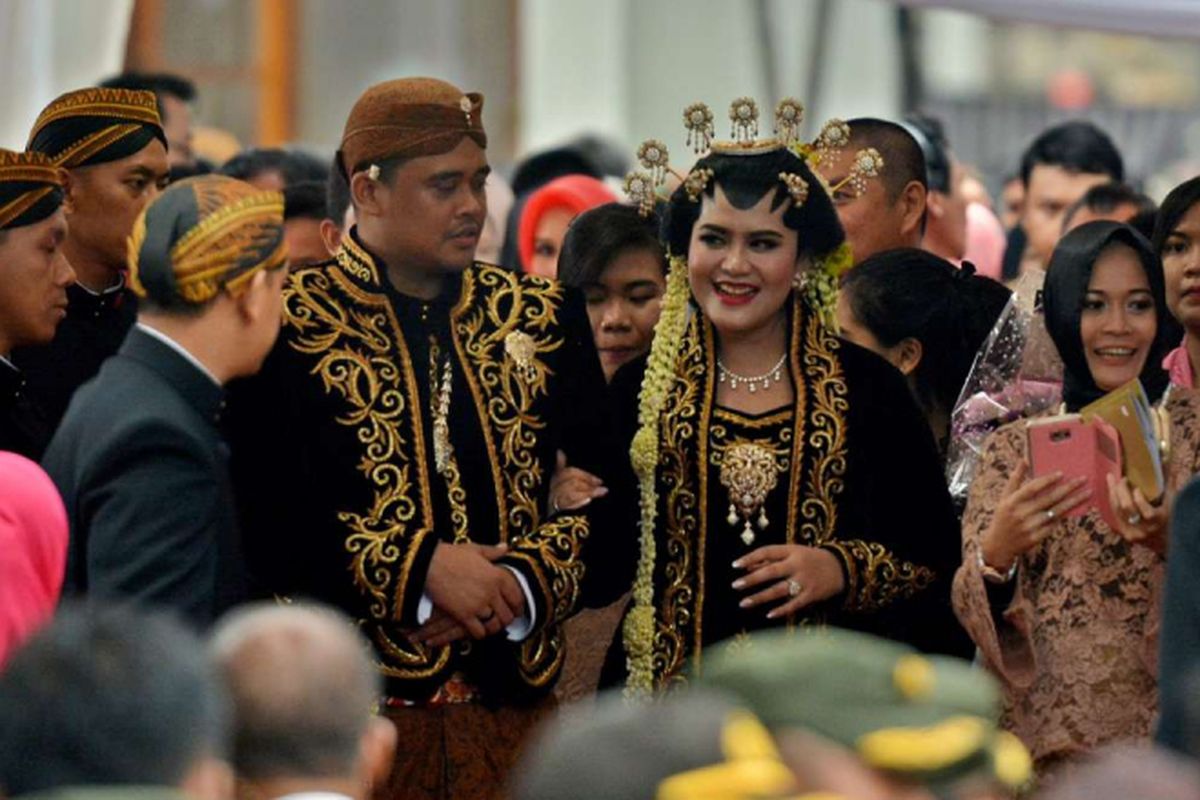 Pasangan pengantin Kahiyang Ayu dan Bobby Nasution berjalan seusai mengikuti prosesi akad nikah dan resepsi pernikahan, di Solo, Jawa Tengah, Rabu (8/11/2017).