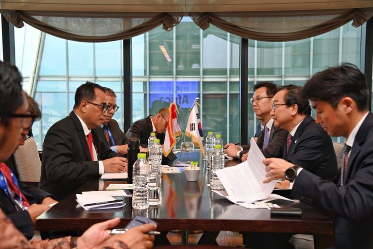 Dalam lawatannya ke Korea Selatan, Menteri Perhubungan Budi Karya Sumadi melakukan pertemuan dengan Chairman & CEO Korean National Railway (KNR) Mr. Kin Hanyoung dan CEO Korea Overseas Infrastructure & Urban Development Cooperation (KIND) Mr. Kang Hoon Lee, pada Selasa (30/5), usai menghadiri pertemuan ICAO Global Implementation Support Symposium 2023 atau ICAO GISS.