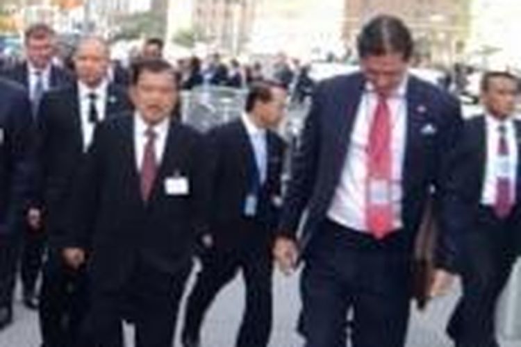 Wakil Presiden Jusuf Kalla berjalan kaki menuju Markas PBB dari hotelnya, Jumat (25/9/2015)/