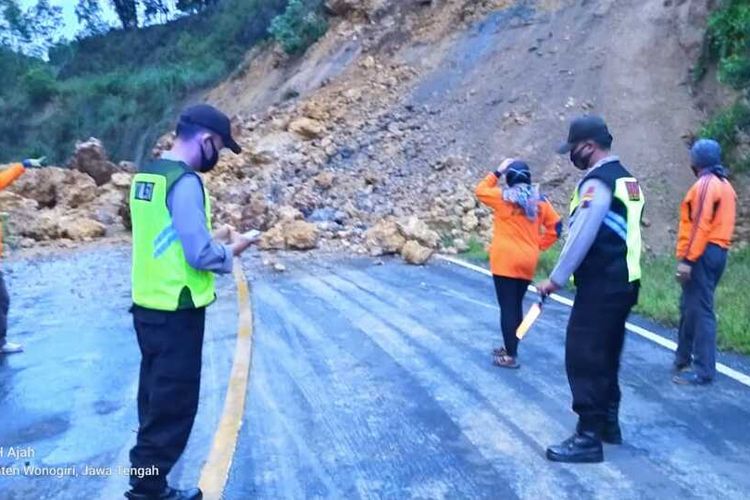 LONGSOR—Tanah longsor menutup ruas jalan nasional lintas selatan KM 48 rute Wonogiri-Yogyakarta-Pacitan di Desa Guwotirto, Kecamatan Giriwoyo, Kabupaten Wonogiri, Kamis (28/1/2021).