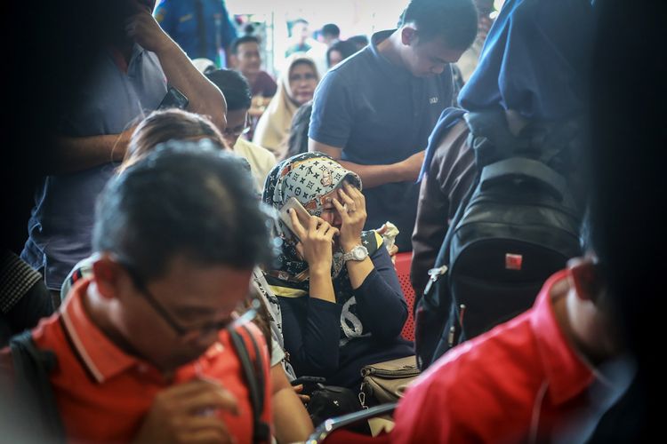 Anggota keluarga penumpang pesawat Lion Air JT-610 menangis saat menunggu kepastian informasi sanak saudaranya di Bandara Pangkal Pinang, Bangka Belitung, 29 Oktober 2018. Pesawat yang membawa 178 penumpang dewasa, 1 anak-anak, 2 bayi, 2 pilot dan 5 awak kabin, jatuh di sekitar perairan Karawang.