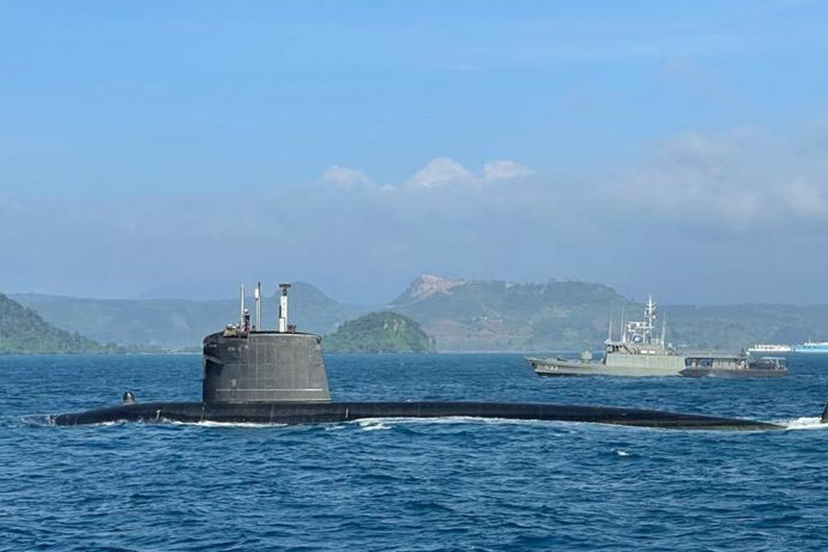 The French Navy ships FS Emeraude (left) and the frigate FS Vendemiaire (right) passing through the Sunda Strait on Monday (8/2/2021. The Indonesian Navy held joint exercises with the two vessels on Indonesian waters until they sailed on to the Malacca Straits